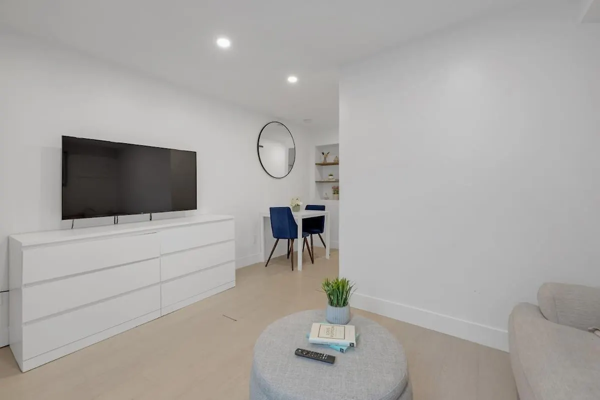 Cozy Lower Level Apartment In Trendy Neighbourhood contacts